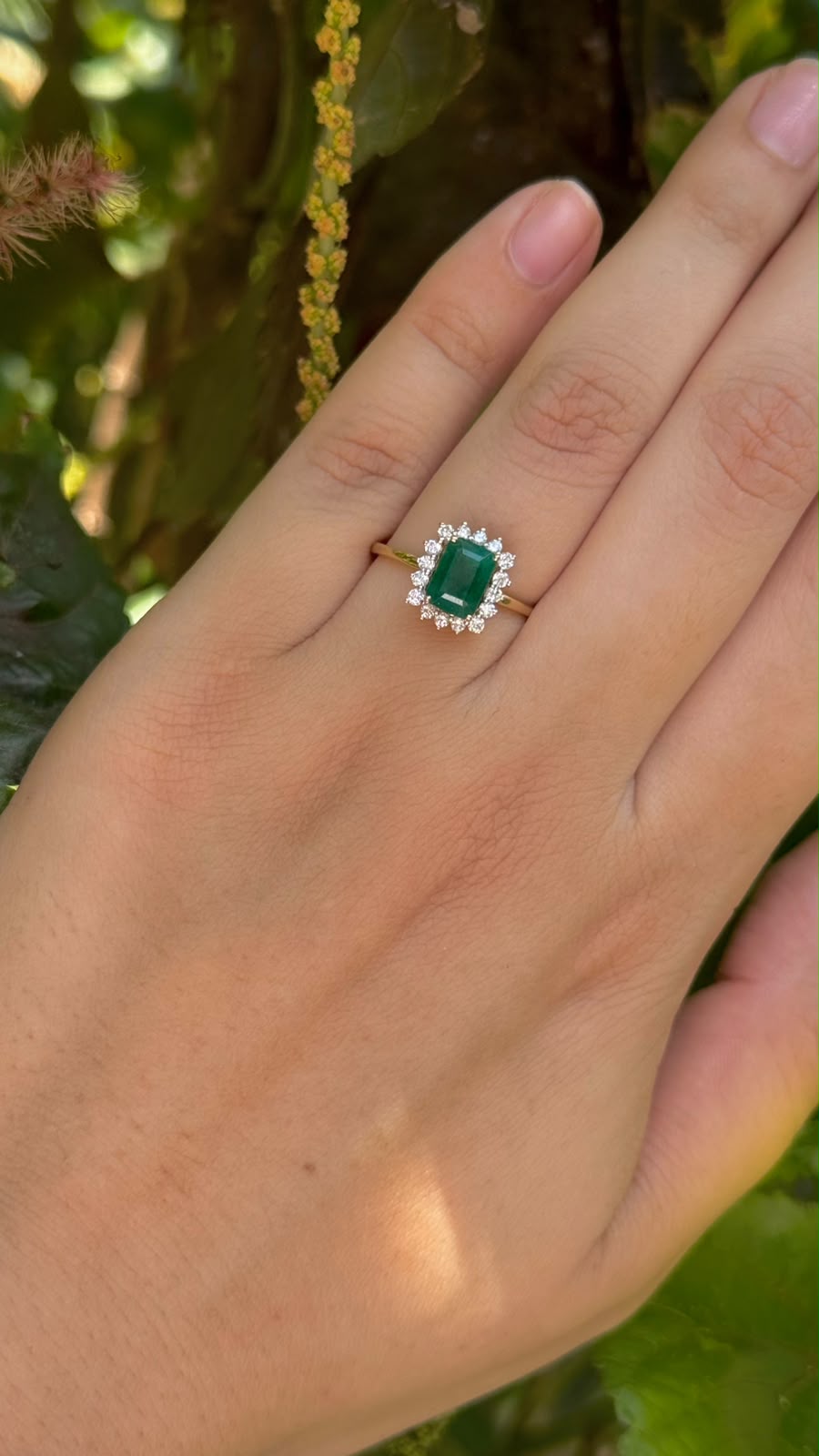 Anillo Flor Esmeralda con Diamantes