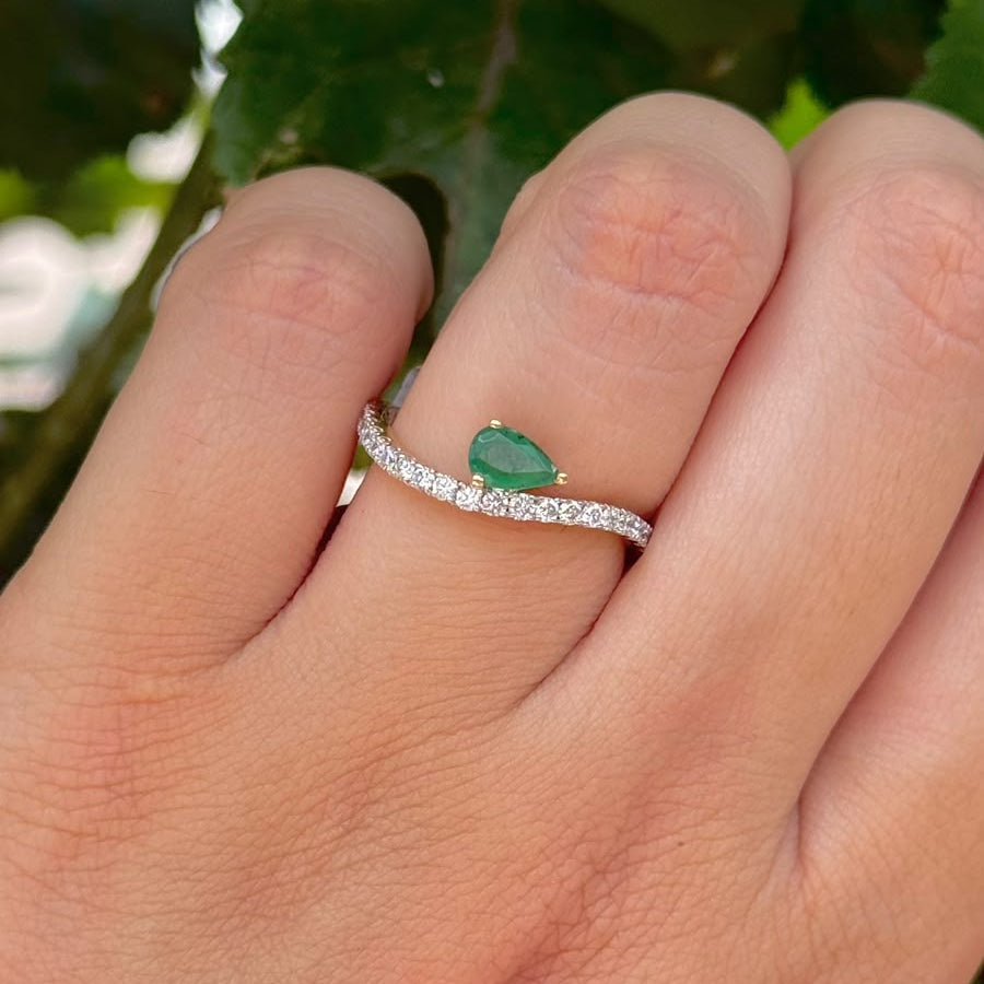 Anillo Wavy con Esmeralda